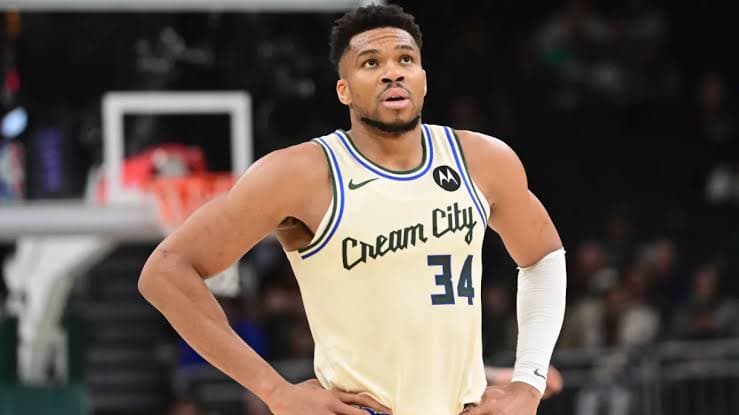 شایعات نقل و انتقالات NBA؛ آینده یانیس آنتتوکونمپو در هاله ابهام